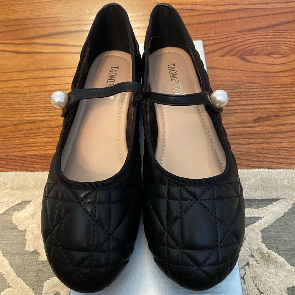 CHANEL STYLE Black Quilted Leather Mary Jane Flats Pearl Detail size 10 (42)